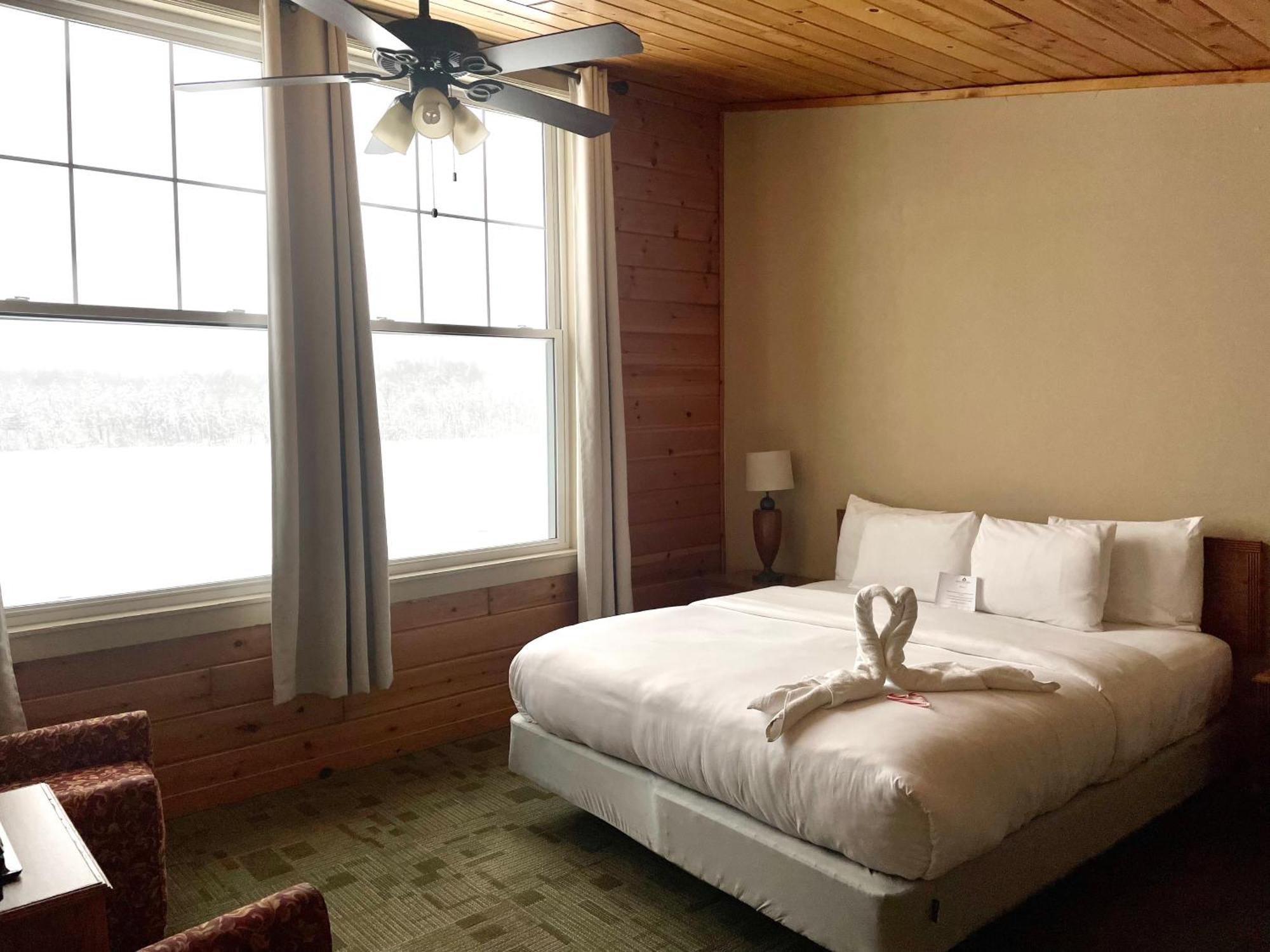 Hanging Horn Lakeside Resort Moose Lake Exterior foto